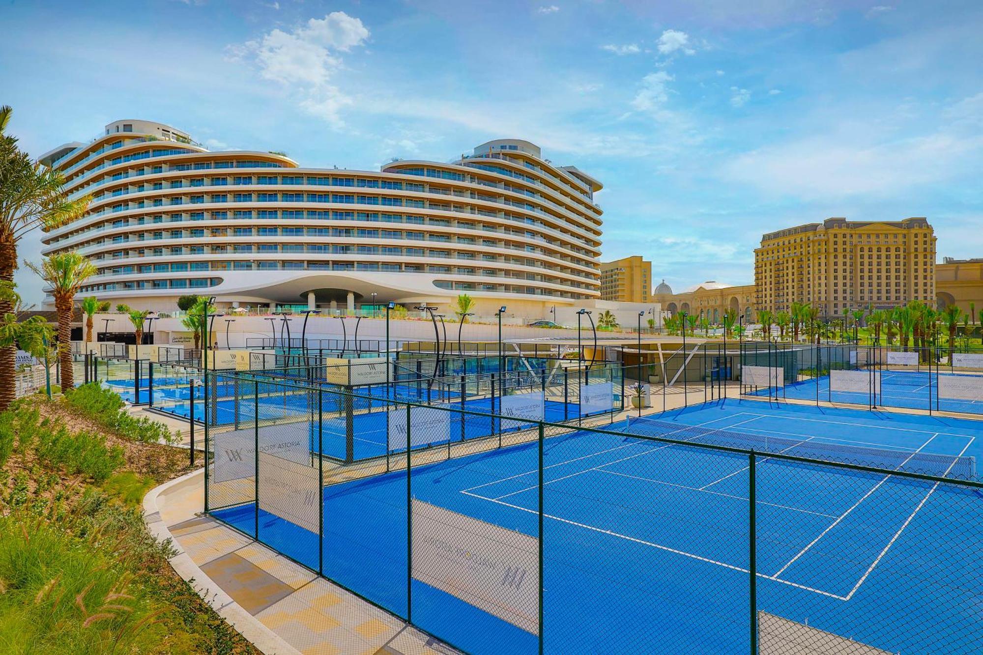 Waldorf Astoria Doha Lusail Exterior foto Tennis courts at Jumeirah Royal Mirage