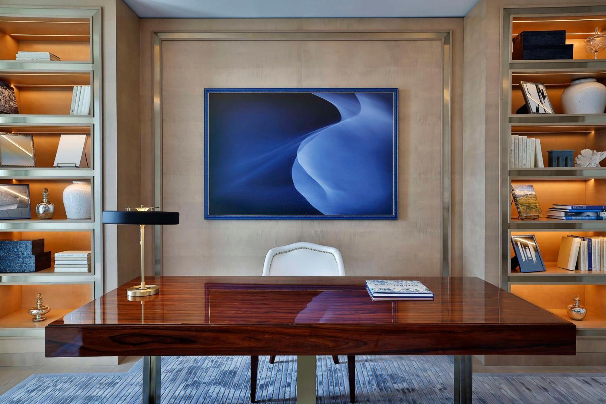 Waldorf Astoria Doha Lusail Exterior foto A work space in a suite at The Ritz-Carlton, Boston