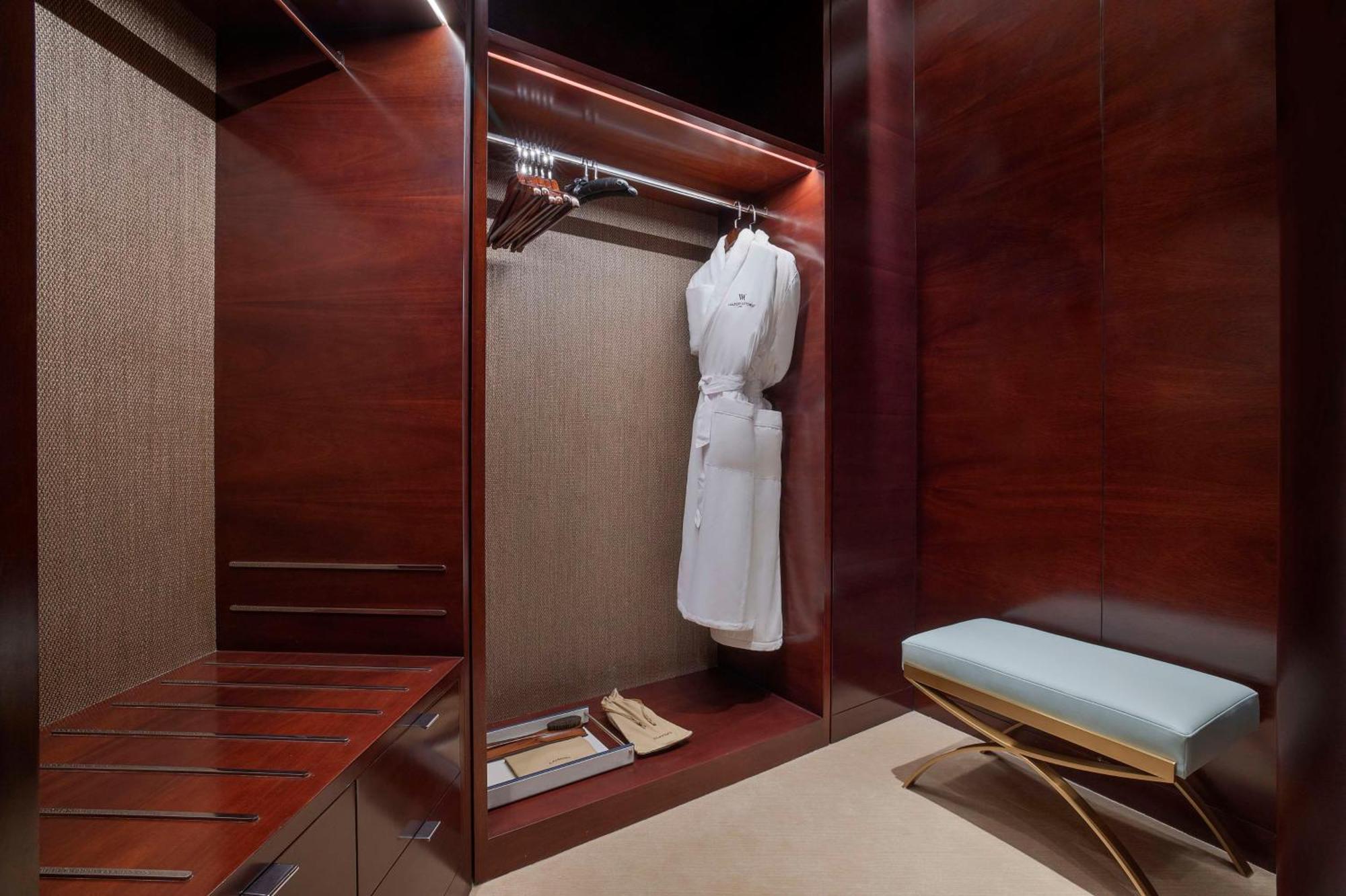 Waldorf Astoria Doha Lusail Exterior foto A bathrobe in a hotel room